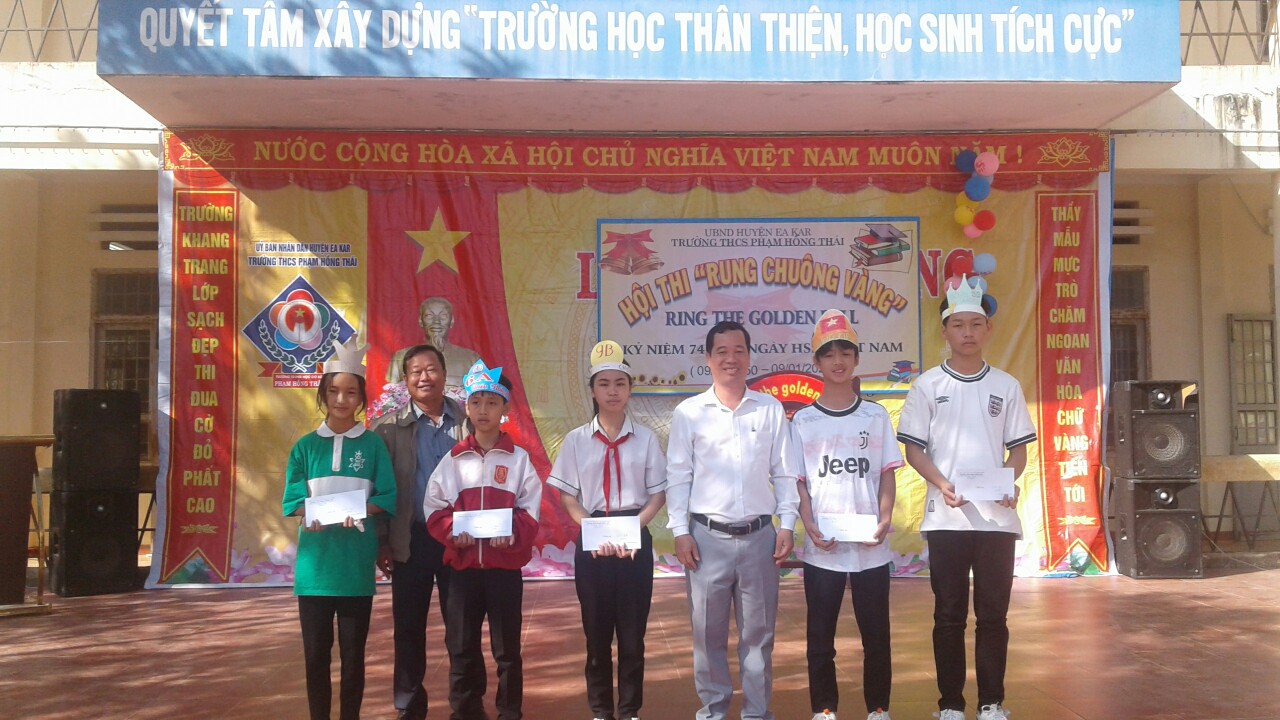 Cuộc thi rung chuông vàng tiếng Anh “RING THE GOLDEN BELL” diễn ra sôi nổi tại Trường THCS Phạm Hồng Thái