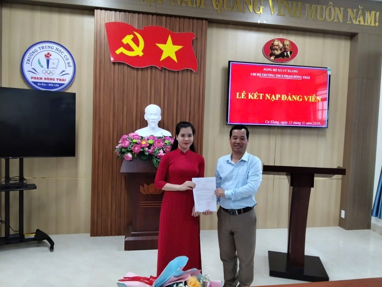 LỄ KẾT NẠP ĐẢNG VIÊN CỦA CHI BỘ TRƯỜNG THCS PHẠM HỒNG THÁI