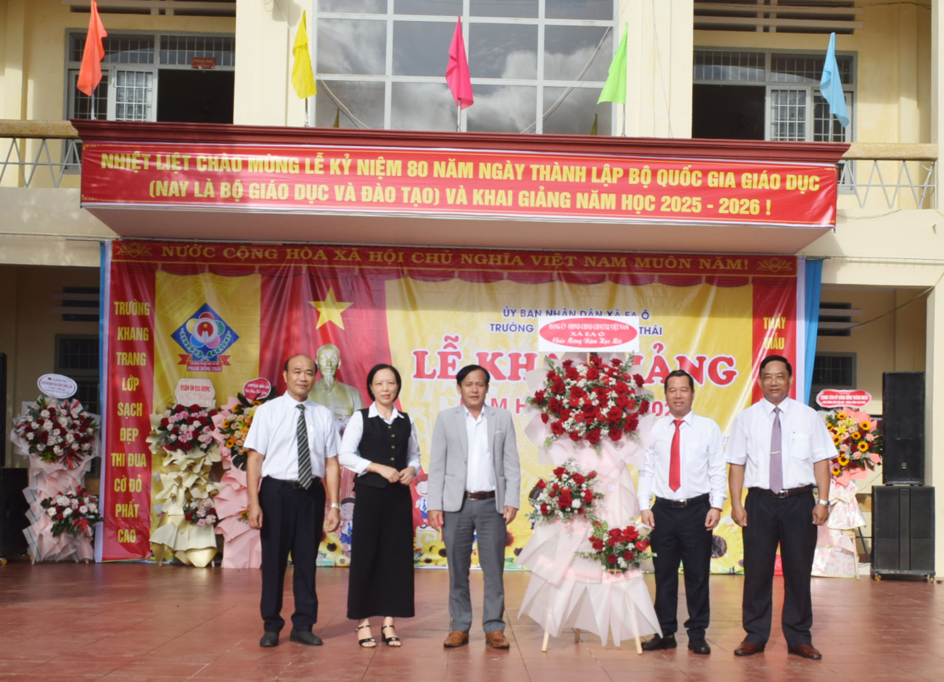 Trường THCS Phạm Hồng Thái, xã Ea Ô hân hoan bước vào năm học mới