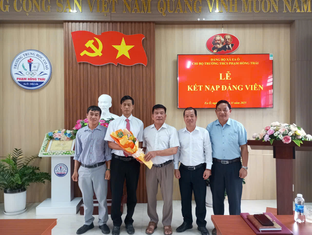 CHI BỘ TRƯỜNG THCS PHẠM HỒNG THÁI TỔ CHỨC LỄ KẾT NẠP ĐẢNG VIÊN