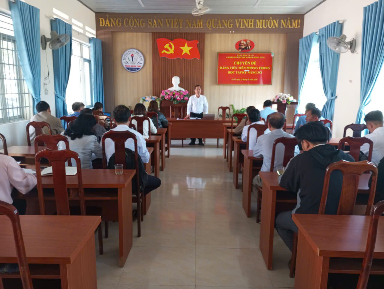 Chi bộ trường THCS Phạm Hồng Thái tổ chức sinh hoạt chuyên đề “Đảng viên tiên phong học tập kỹ năng số” Chi bộ trường THCS Phạm Hồng Thái tổ chức sinh hoạt chuyên đề “Đảng viên tiên phong học tập kỹ năng số”