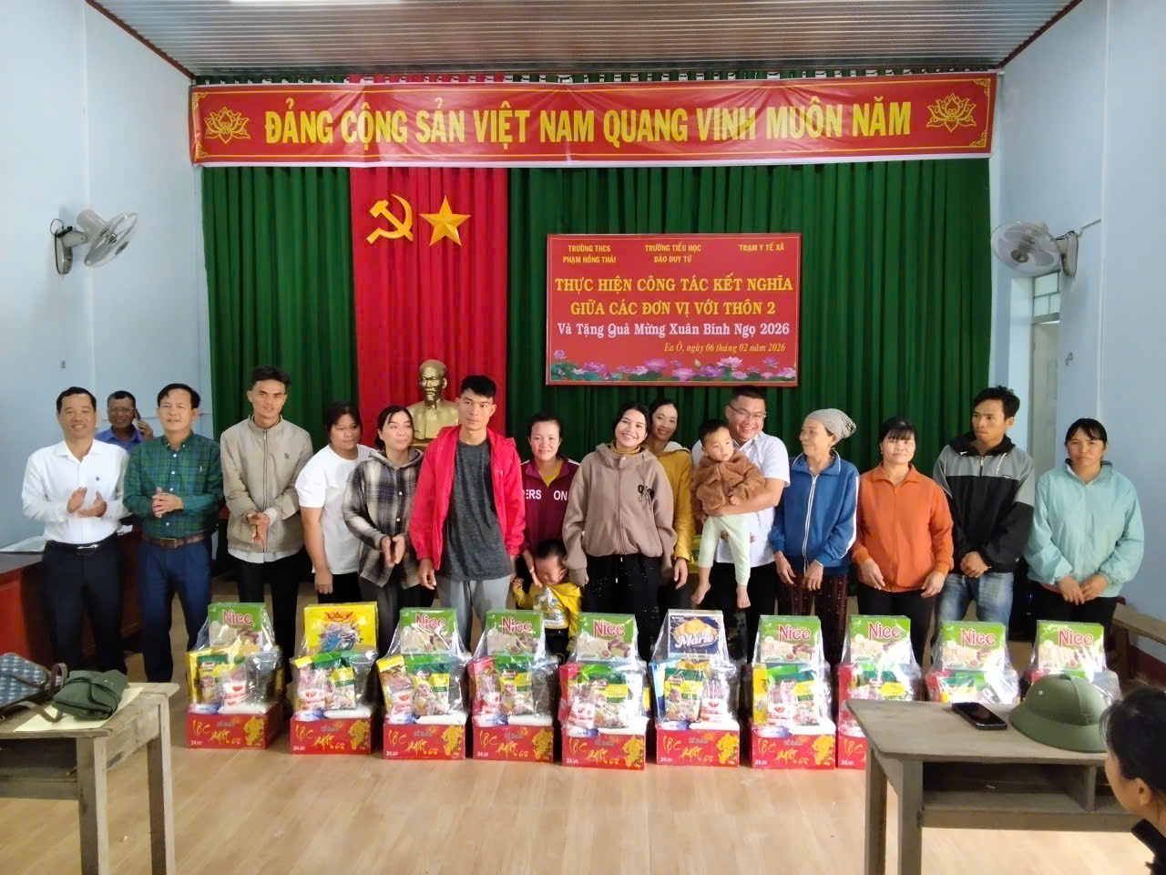 Trường THCS Phạm Hồng Thái, trường Tiểu học Đào Duy Từ, Trạm Y tế xã Ea Ô kết nghĩa với Thôn 2 và trao tặng quà Tết Bính Ngọ 2026 Trường THCS Phạm Hồng Thái, trường Tiểu học Đào Duy Từ, Trạm Y tế xã Ea Ô kết nghĩa với Thôn 2 và trao tặng quà Tết Bính Ngọ 2026