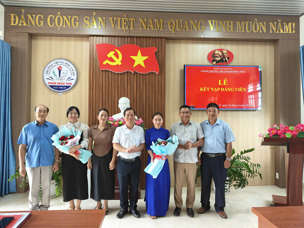 CHI BỘ TRƯỜNG THCS PHẠM HỒNG THÁI, XÃ EA Ô TỔ CHỨC LỄ KẾT NẠP ĐẢNG VIÊN