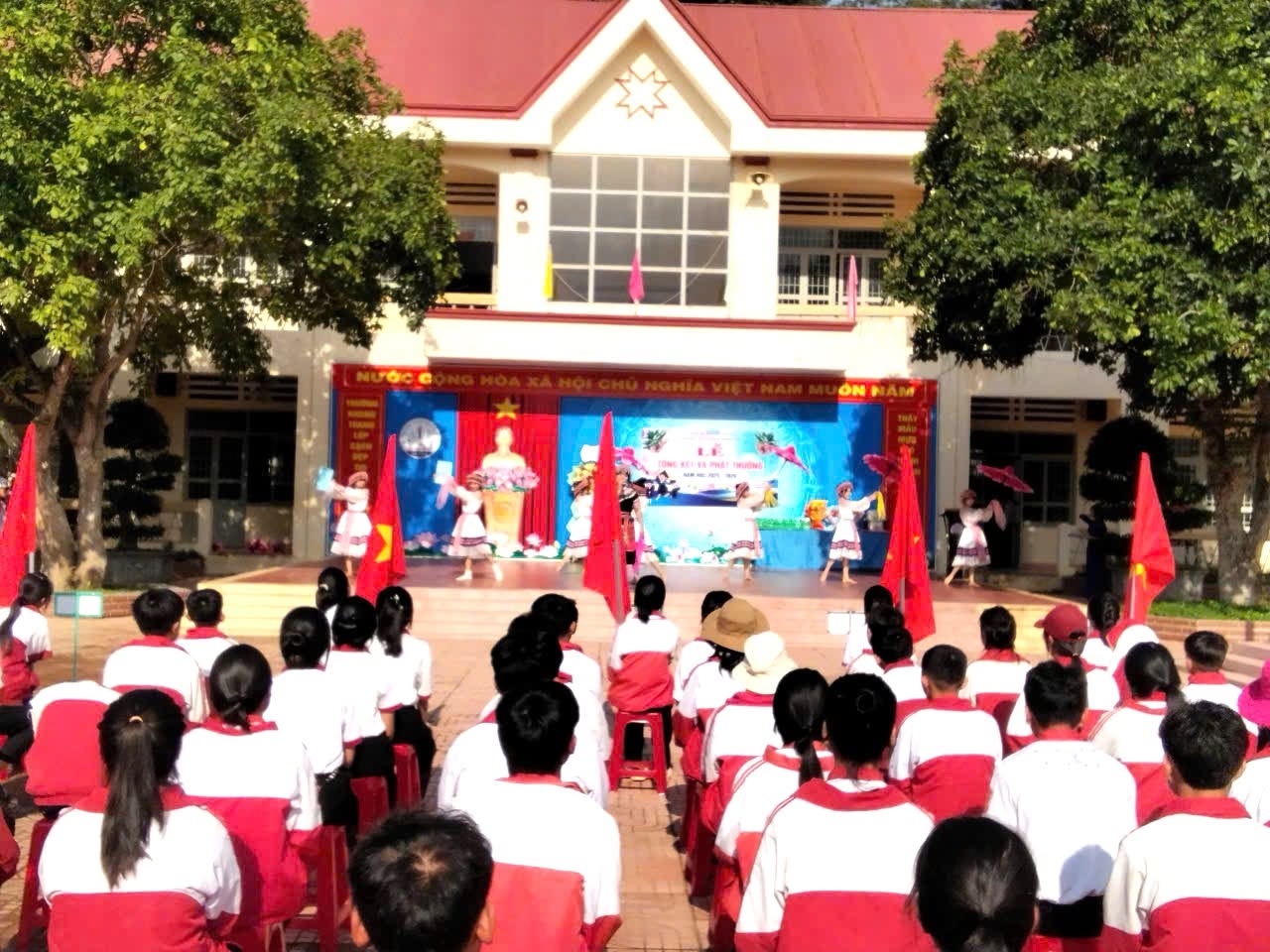 Trường THCS Phạm Hồng Thái, xã Ea Ô tổ chức lễ tổng kết và tuyên dương các cá nhân, tập thể đạt thành tích xuất sắc trong năm học 2025 – 2026