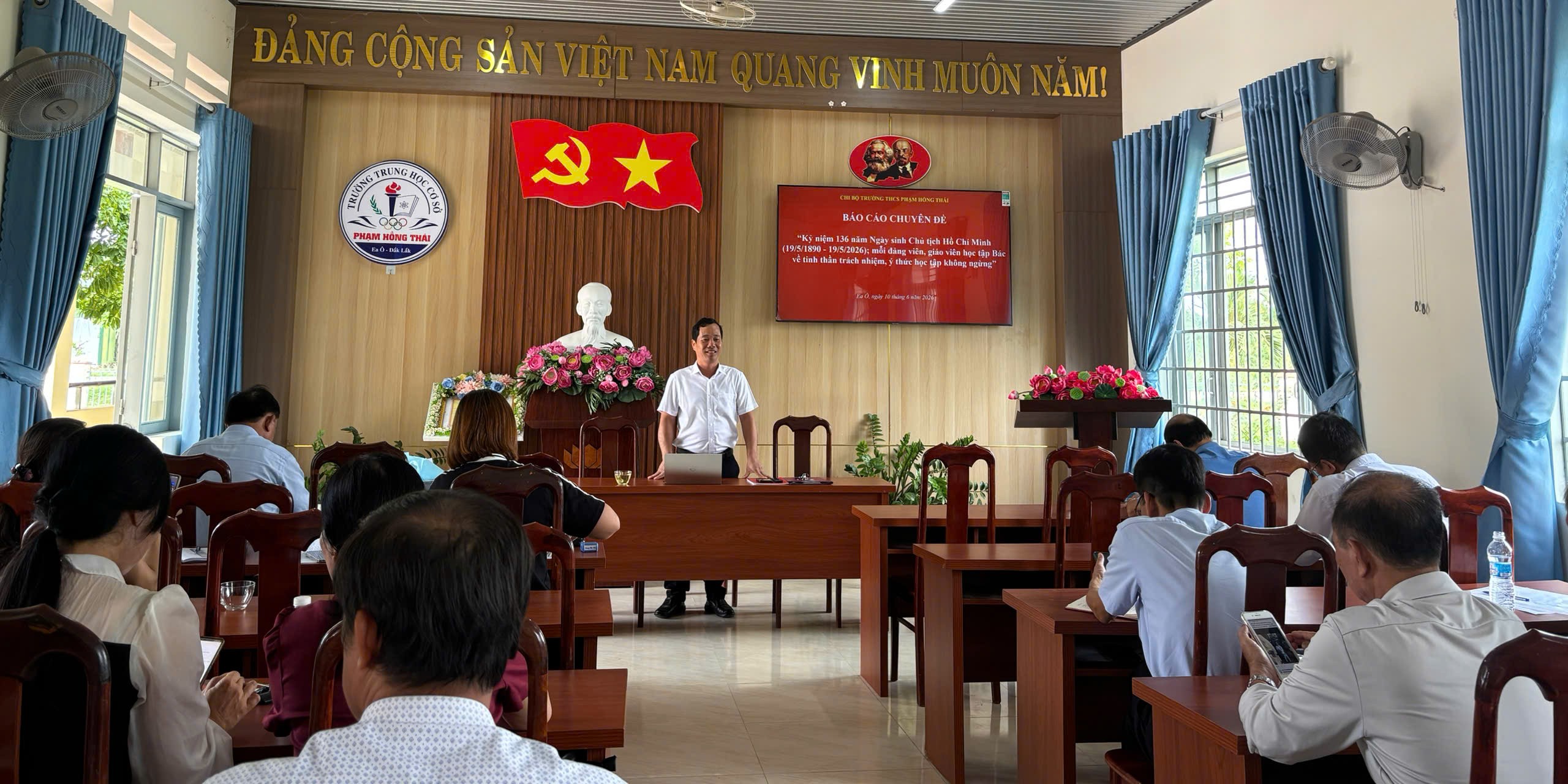 CHI BỘ TRƯỜNG THCS PHẠM HỒNG THÁI TỔ CHỨC SINH HOẠT CHUYÊN ĐỀ KỶ NIỆM 136 NĂM NGÀY SINH CHỦ TỊCH HỒ CHÍ MINH